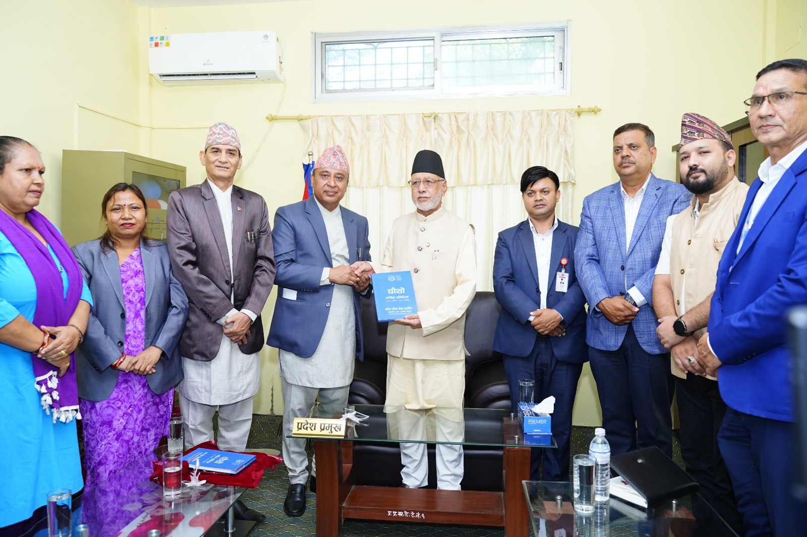 माननीय प्रदेश प्रमुखज्यू समक्ष आयोगका अध्यक्षज्यूले चौथो वार्षिक प्रतिवेदन पेश  गरेको अवस्था